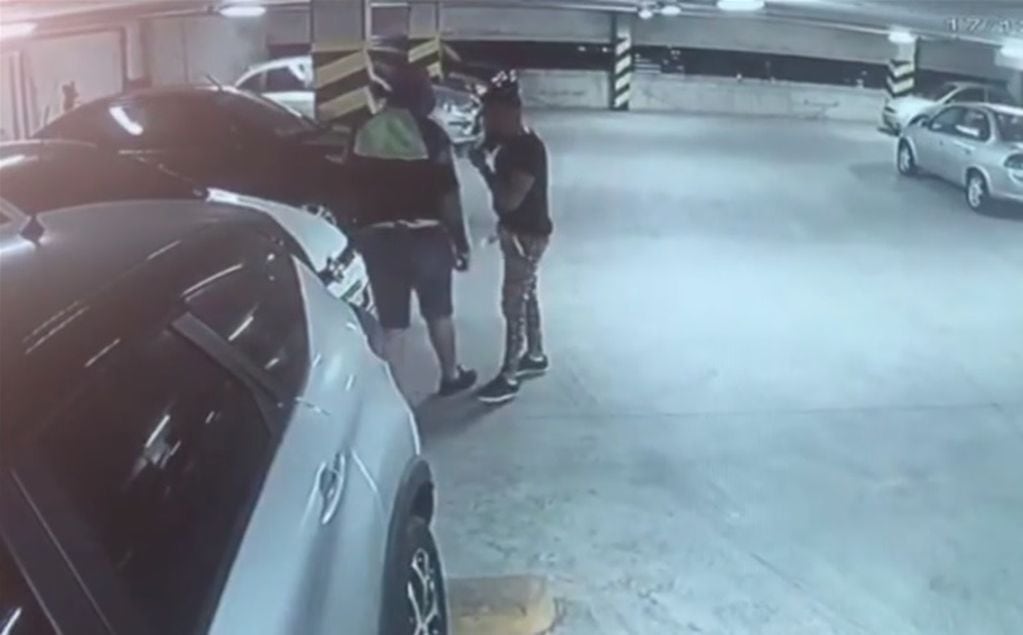 Imagen de la cámara de seguridad del estacionamiento donde encontraron el auto del homicidio, en Flores. Se visualizan dos hombres.