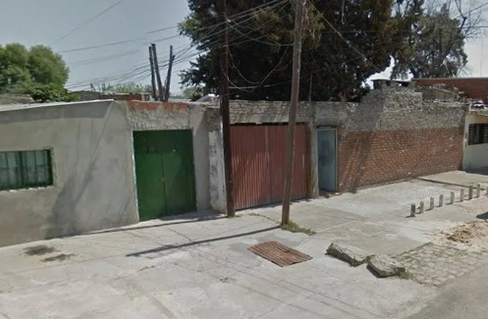 Esmeralda 3400: dos personas atacaron a balazos una casa de zona sur. (Street View)