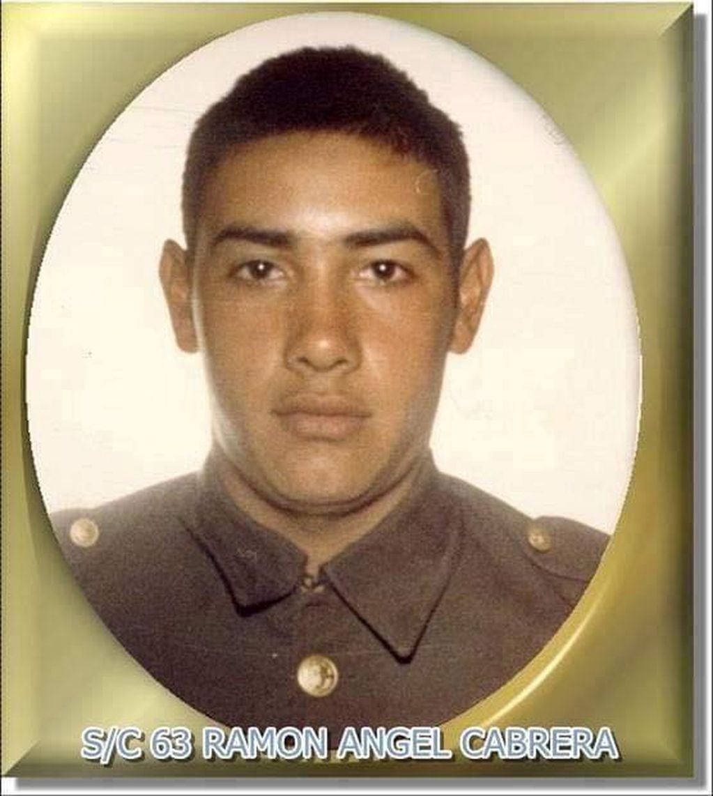 Soldado Argentino Ramón Ángel Cabrera, primo de Juan Carlos Arcando. Entre ellos hay una historia marcada por el nombre de ellos y sus madres. Hay sus restos descansan en suelo malvinero.