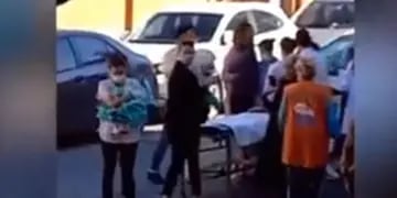 Sorpresivo parto en la puerta de una clínica de Córdoba (Captura de video).