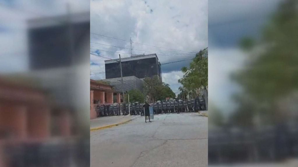 La policía de Formosa reprimió a manifestantes que protestaban contra el regreso a la fase 1: hay detenidos y heridos