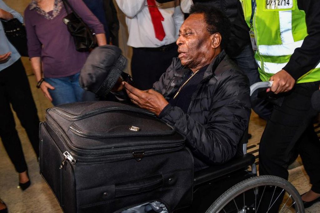 Pelé usa un andador y en sus últimas apariciones públicas lo hizo en silla de ruedas. (AFP)