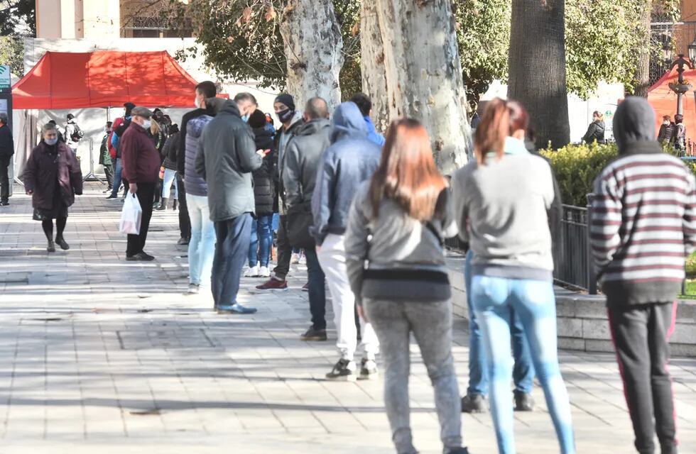 Mucha gente acudió esta mañana a puestos céntricos para testearse. Plaza San Martín. (Pedro Castillo/ La Voz)