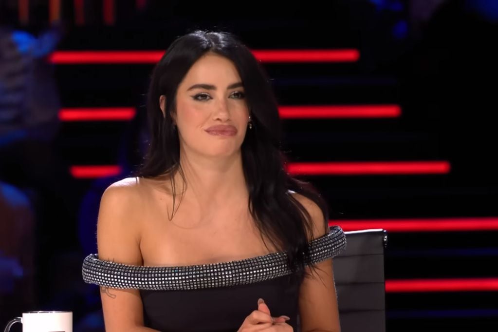 Brillos y espalda al descubierto: Lali cautivó con un vestido total black en “Factor X” de España