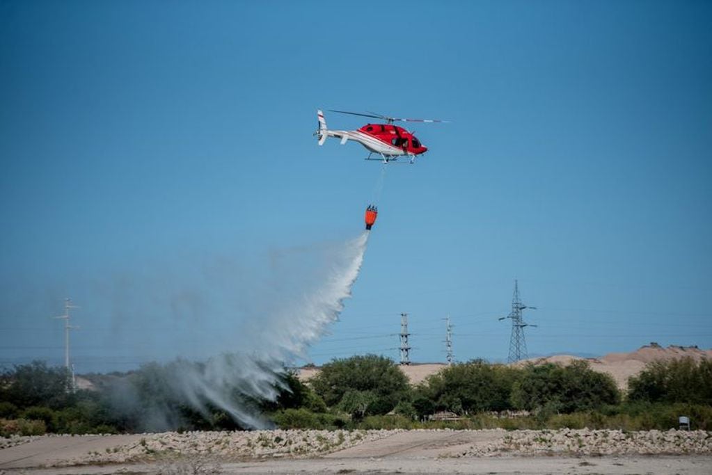 El helicóptero ensayó como actuar ante incendios forestales.