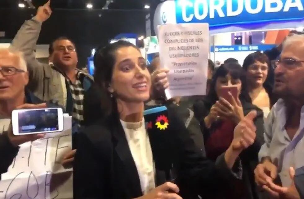 Video: militantes K hostigaron a una periodista de TN en la presentación del libro de Cristina Kirchner