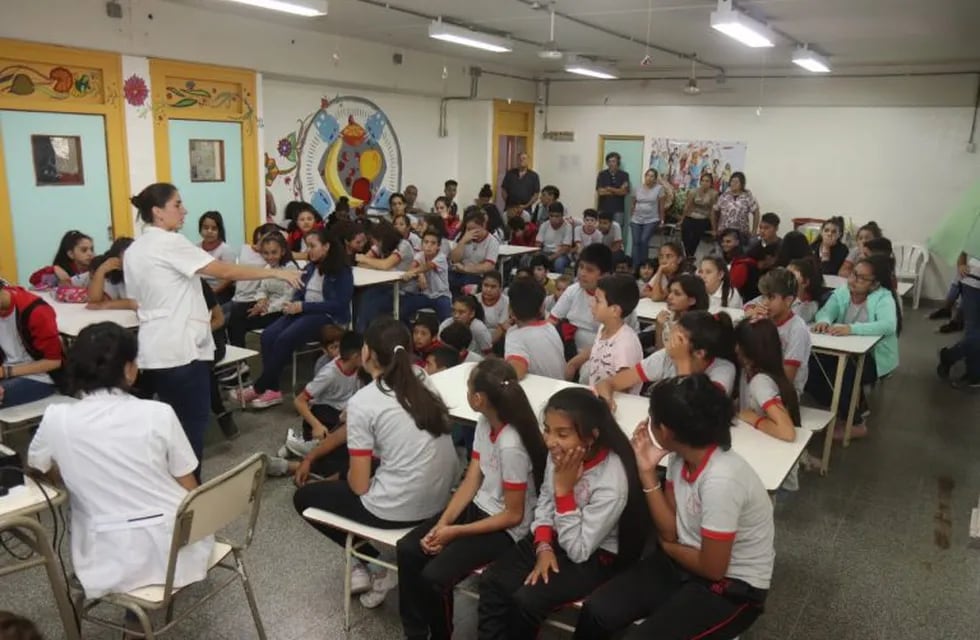 Charlas en las escuelas carlospacenses sobre el dengue, el sarampión y el coronavirus. (Foto: Municipal).