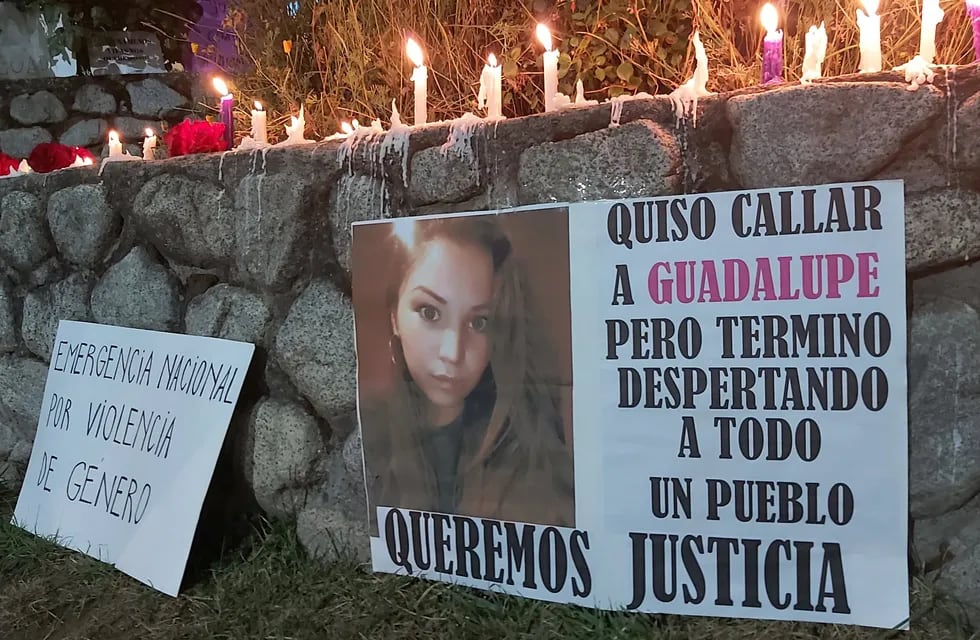 Los vecinos de Villa La Angostura marcharon por tercera vez pidiendo justicia por Guadalupe Curual (@carlasanhuezaa).