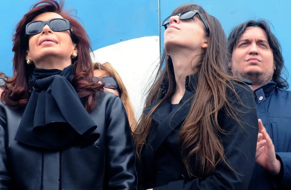 Cristina Fernández junto a sus hijos Máximo y Florencia Kirchner. (DYN).