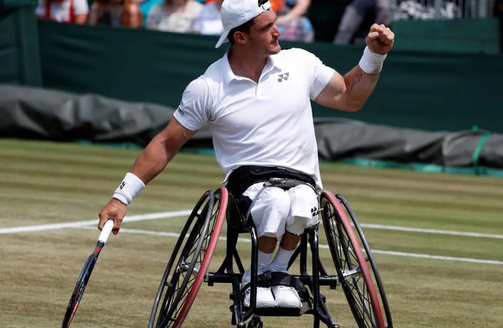 El tenista argentino Gustavo Fernández devuelve la bola al belga Joachim Gerard durante su partido individual masculino en modalidad de silla de ruedas del torneo de Wimbledon en Londres, Reino Unido.