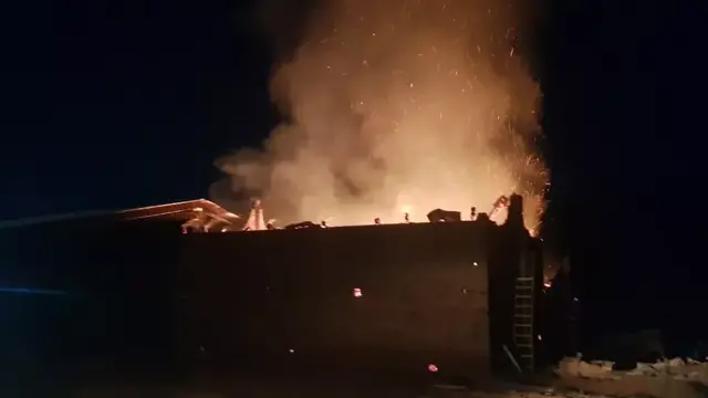 El incendio se desencadenó luego de un tiroteo a la vivienda.