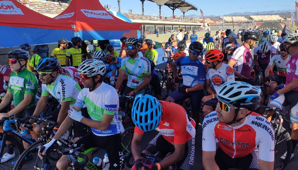 Campeonato Argentino de ruta: los ciclistas hicieron un minuto de silencio en homenaje a Nicolás Naranjo.