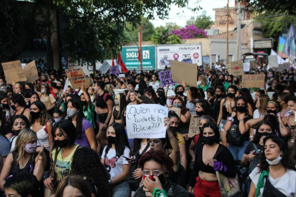 Desde la 18, cientos de mujeres se reunieron en las calles céntricas para exigir medidas sobre violencia de género y pedir justicia por los femicidios. Foto: Gentileza / Carina Staiti