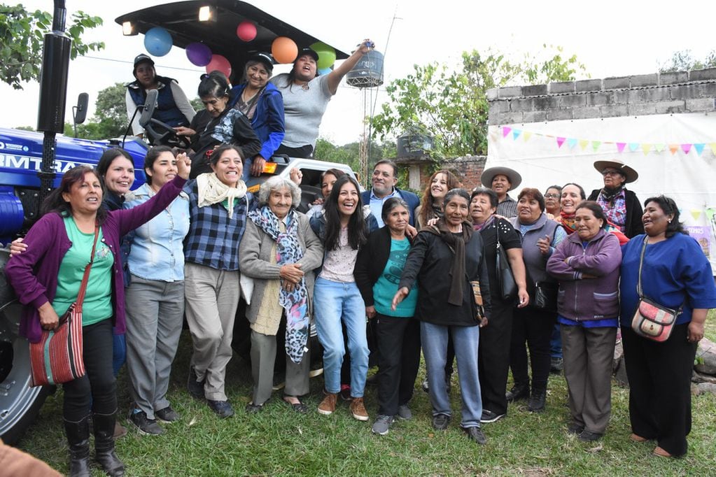 Con mucha algarabía recibió su tractor la organización Mujeres Campesinas de los Perilagos, que beneficia con su labor a 25 familias dedicadas a la actividad rural en el departamento El Carmen.