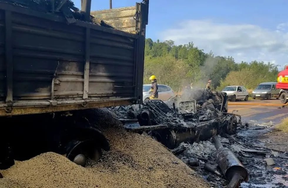 Paraje Chafaríz: explotó el camión que manejaba transportando soja.